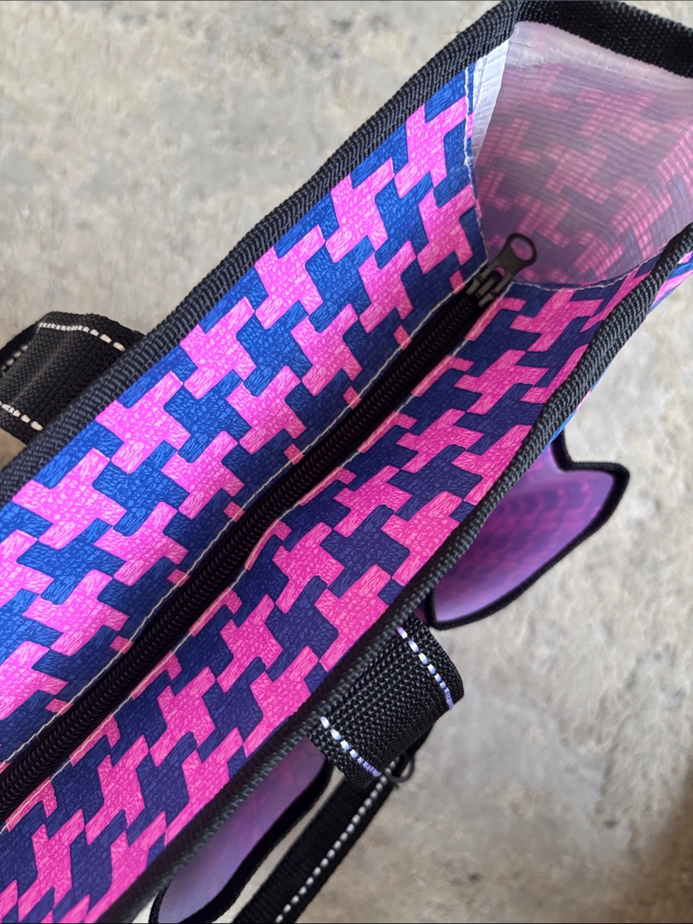 SCOUT Pocket Rocket Tote in Pink & Navy Houndstooth - Picture 7 of 7